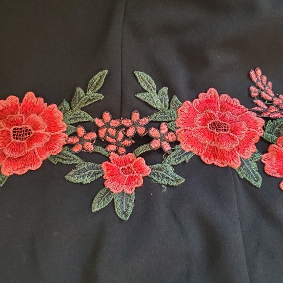 Black with Red Roses short Jumpier - Picture 6 of 12